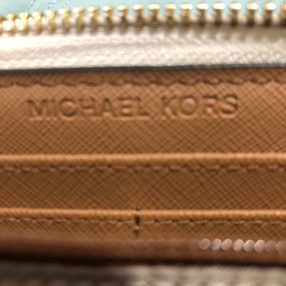Michael Kors- Jet Set Travel MK Monogram Wallet in Vanilla - PRICE FIRM - Picture 12 of 13